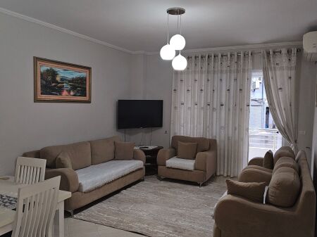 Jepet me qera Apartamenti 2+1 , Kodra e Diellit rruga Rrapo Hekali 600 euro