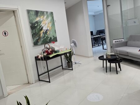 Locale commerciale in affitto Via Kavaja