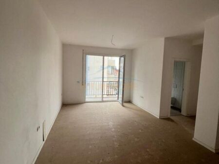 Shitet, Apartament 2+1+2+Post parkimi, Ish Parku i Autobuzave, Tirane