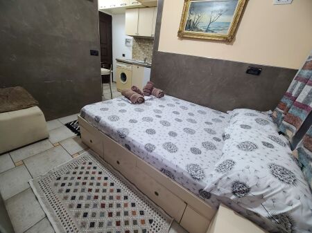 Super ambiente al 2° piano vicino al concord center Completamente attrezzato con tutto e wifi