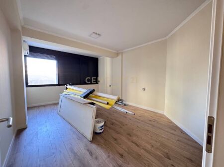 Jepet me qira zyrë me parkim në zonën e Myslym Shyrit