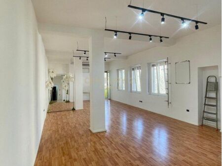 Bllok- Jepet me qera zyre open space buze rruge