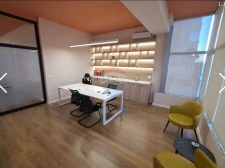 Jepet me Qira Zyrë 200 m² – Hyrje e Dedikuar!