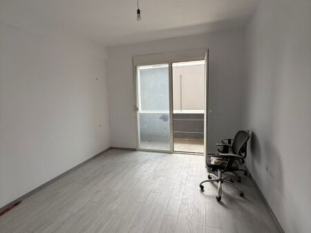 2+1,me kundrabufe,per banim apo zyre,te rruge e kavajes,cmimi 650 mije leke