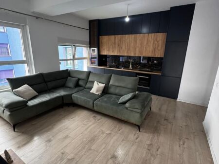 Shitet apartament 2+1+2