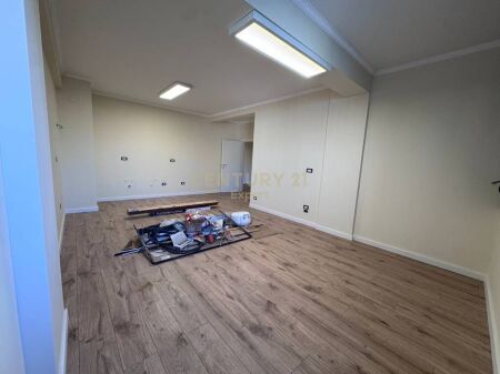 JAPIM ME QERA ZYRE  PARKIM TEK DREJTORIA E POLICISE MYSLYM SHYRI