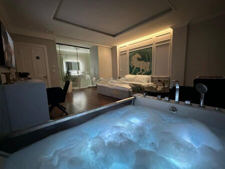 INVESTED APARTMENT FOR SALE IN THE BLLOKU AREA, 3 LUXURIOUS SUITES FURNISHED WITH PRIVATE JACUZZI !