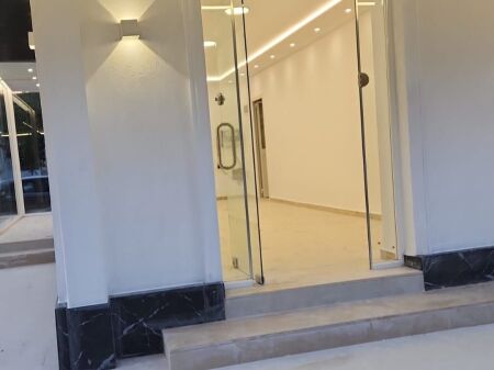 Jepet me Qera Ambient Biznesi pranë Rrugës së Kavajës