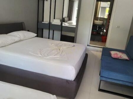 Shitet Apart Hotel ne Golem 100m larg detit