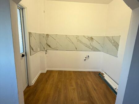 APARTAMENT 1+1 PER SHITJE PRANE QSUT