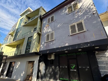 Edificio di 3 piani in vendita in Via Dibra vicino all'Ospedale Madre Teresa QSUT