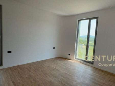 VENDIAMO VILLA A FARKË VICINO AL LAGO 637,500 €