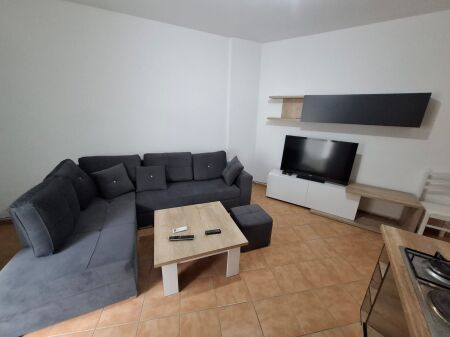Jepet me Qera Apartament 1+1 tek Shkembi i Kavajes