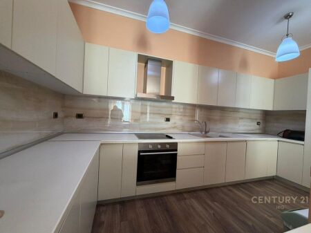 Apartament 3+1 me qira në Rrugën e Kavajës