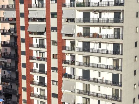 Apartament ne shitje 1+1 prane bar Urban