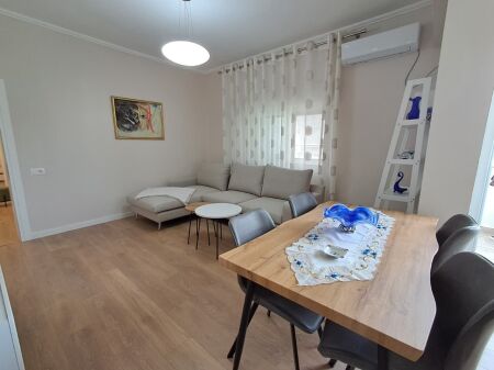 🏡 Jepet me qira apartament 2+1 në qendër të Durrësit, pranë Muzeumit