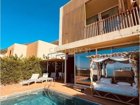 Shitet vilë luksoze Big Twin me pishinë private në Green Coast 1, Palasë