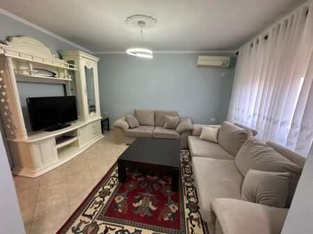 🏢Pak minuta larg Ambasades Amerikane jepet me qera apartament 1+1,i mobiluar. 50,000Leke      