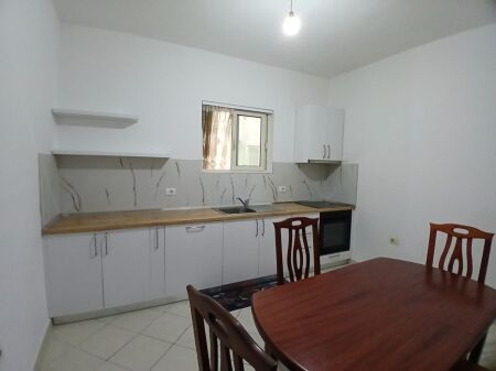 2+1, parzialmente arredato, vicino al mercato eco Yzberisht, 400 mila lek