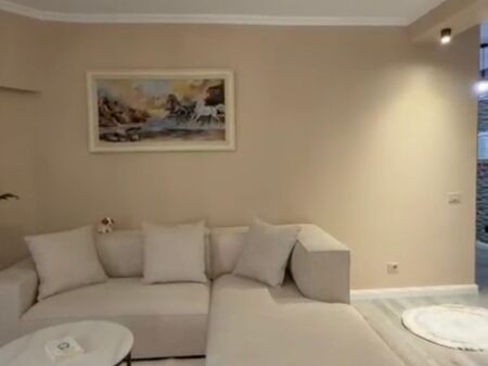 2+1 apartment for rent at Komuna e Parisit!