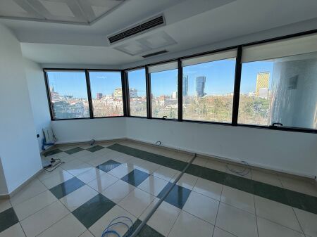 JAPIM ME QIRA ZYRË TEK KULLAT BINJAKE, BULEVARDI DESHMORËT E KOMBIT