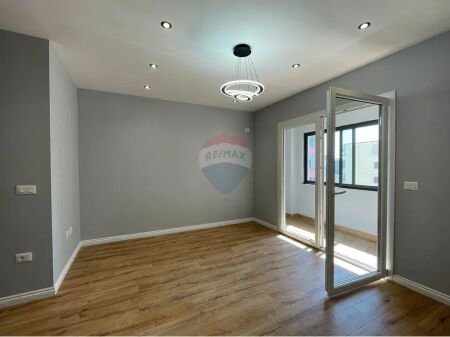 Apartament - Për Shitje - Rruga 5 Maji, Tiranë