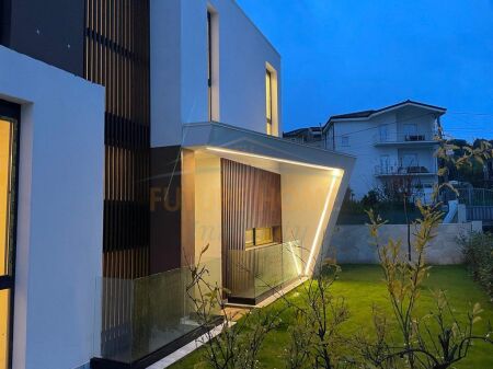 Shitet, Vilë 4-Katëshe, Perla Gardens Residence, Mjull-Bathore, Tiranë.