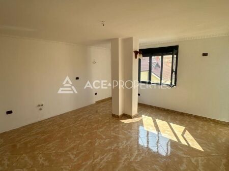 Shitet apartament 2+1 te Pallati Sportit Durres