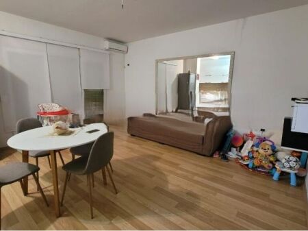 Jepet me qira apartament 1+1 te Kopshti Botanik, rruga "Xhon Kenedi" 500 € /Muaj