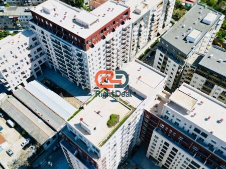 Ne Laprake, Tek Kompleksi Aura, Shitet Post Parkimi !!!