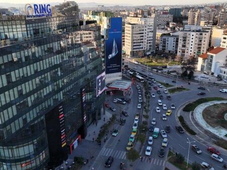 Jepet me qira ambient zyrash me sipërfaqe 770 m² në Ring Center,
