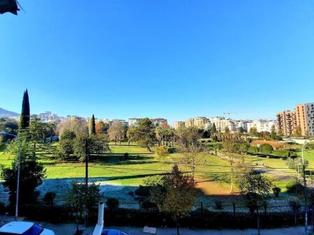 2+1+2  per qera kopshti botanik