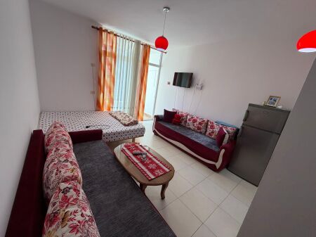 Garsoniere ne shitje, Astir