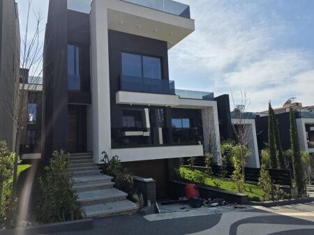 Në Golem Shitet Vilë Spektakolare Me Pishine Dhe Çmim Okazion, 1800 Euro/m2