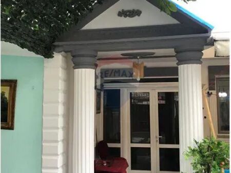 Shitet shtëpi private+ truall, Shkolla e Bashkuar