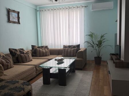 Apartament 1+1, Stadiumi Dinamo!