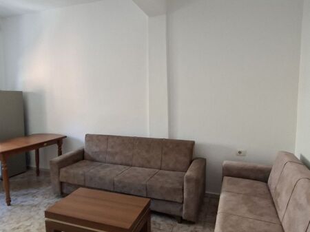 🏢Rruga e Durresit,prane Bllokut te Ambasadave  jepet me qera apartament 1+1,i mobiluar 50,000Leke