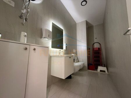 Shitet Ambient Biznesi 3 Poste Parkimi, Kompleksi Mangalem