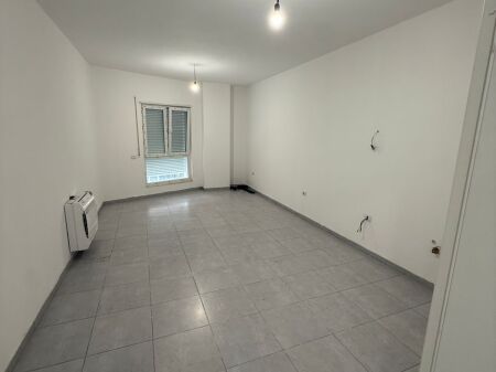 JEPET APARTAMENT 2+1 ME QIRA TEK RRUGA E BARRIKADAVE
