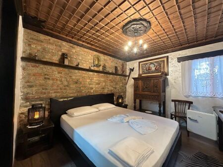 Shesim Hotel, shtëpi antike në lagjen Mangalem, Berat