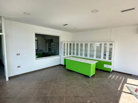 JEPET ME QERA AMBIENT BIZNESI SPITALLE, DURRES