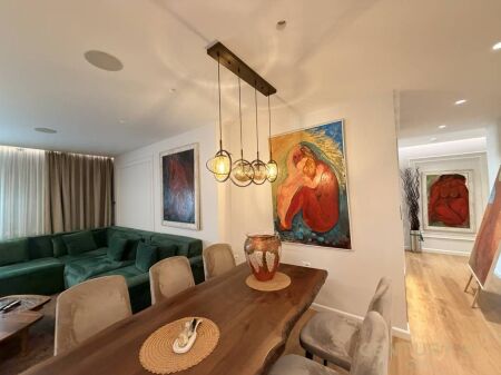 Shitet apartament 3+1 me 2 tualete dhe 2 poste parkimi pranë Air Albania Stadium