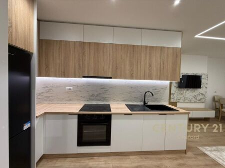 Vendesi in vendita appartamento arredato 1+1 vicino al centro di Tirana – Via Fortuzi !