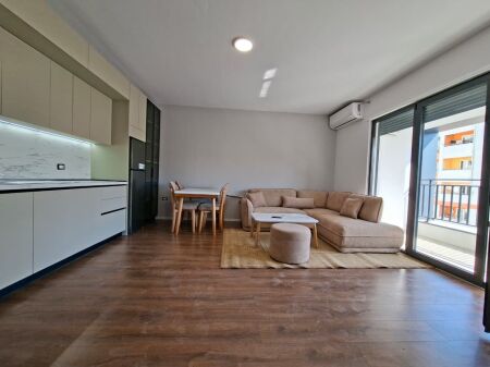 🏠 Jepet me Qera: Apt. 1+1 (📍Stc. Trenit / Kompleksi Ndregjoni) Hera e parë me qera || 100% e re ✨️ 70,000 lekë / Muaji 💶