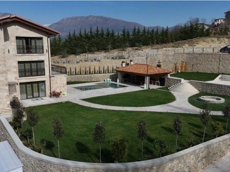 Villa di lusso in vendita a Secret Garden Residence, una delle residenze più esclusive e tranquille vicino a Tirana.