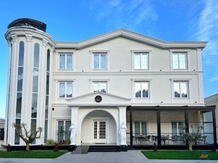 SHITET HOTEL 800M2 "RINAS, PRANE AEROPORTIT" 150000000 LEKE