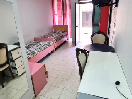 JEPET GARSONIERE NE MYSLYM SHYR, PRANE SHKOLLES 9 VJEÇARE FAIK KONICA,