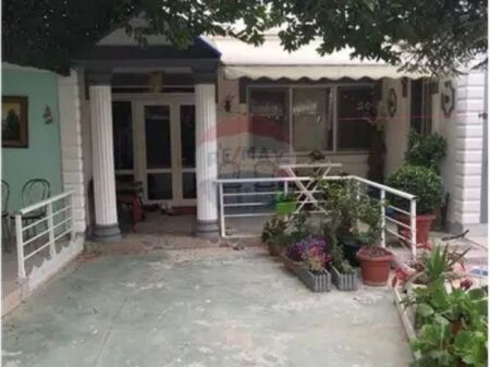 Ndërtesë - Për Shitje - Shkolla e Bashkuar, Tiranë