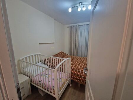 Shitet apartament 1+1 ne rrugen Mine Peza