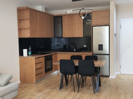 APARTAMENT 1+1 ME QERA – ISH STACIONI I TRENIT, TIRANË